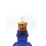 Bouchon en liège installé sur goulot de la bouteille huile riche en oméga 3 et 6 Harmonie ou harmonie âge d'or.